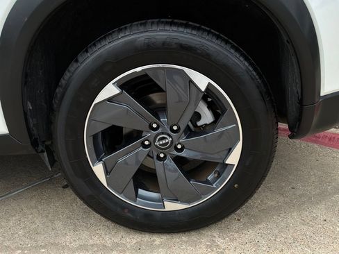 Used 2025 Nissan Rogue SV FWD image 9