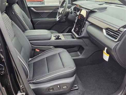 Used 2025 GMC Acadia Denali w/ Super Cruise Package image 17