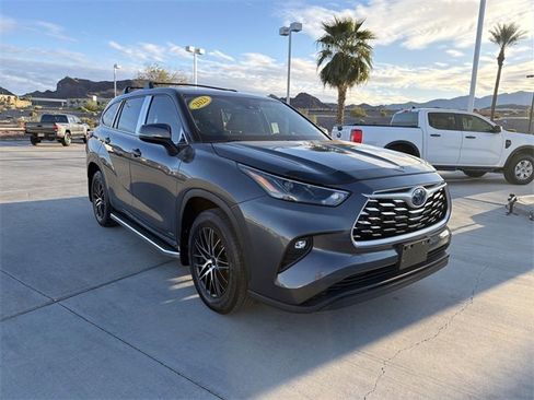 Certified 2023 Toyota Highlander LE image 3