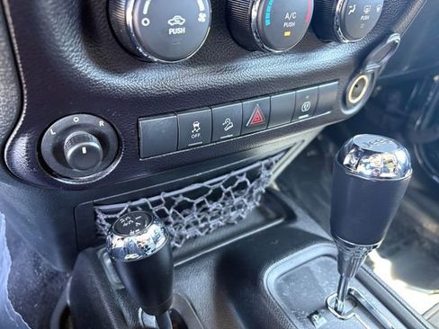 Used 2016 Jeep Wrangler Rubicon w/ Power Convenience Group AWD/4WD image 24