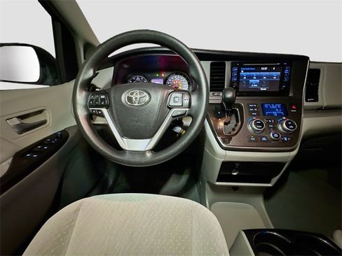 Used 2017 Toyota Sienna LE image 24