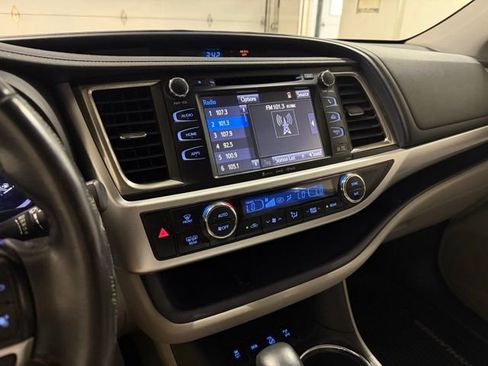 Used 2019 Toyota Highlander SE image 21