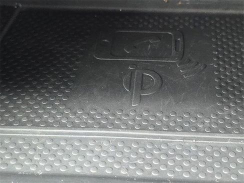 Used 2023 Volkswagen Tiguan SE w/ Panoramic Sunroof Package image 13