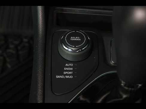 Used 2019 Jeep Cherokee Limited image 12