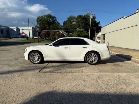 Used 2011 Chrysler 300 Limited RWD image 7