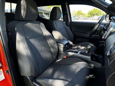 Used 2018 Toyota Tacoma TRD Sport w/ Technology Package RWD image 26