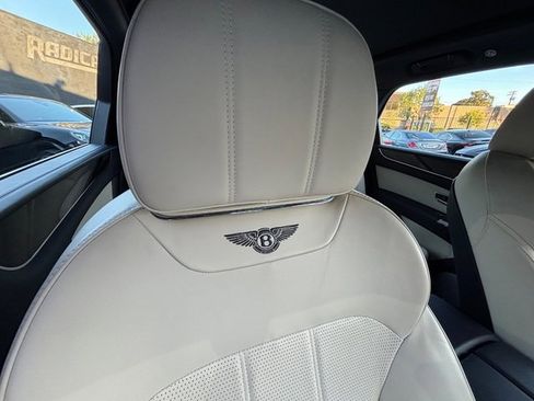 Used 2019 Bentley Bentayga AWD/4WD image 41