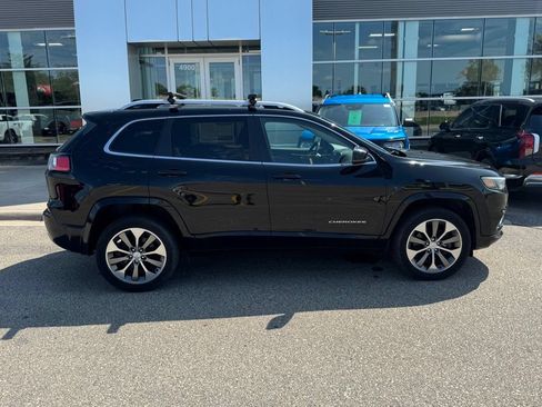 Used 2020 Jeep Cherokee Overland w/ Technology Group AWD/4WD image 39