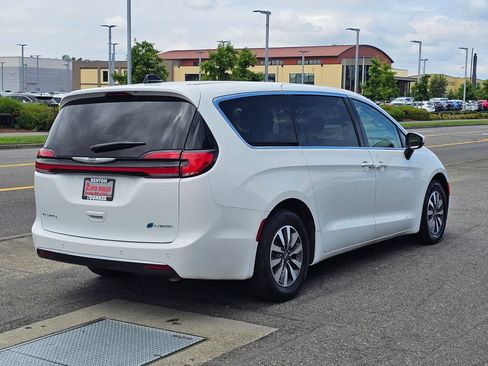 Used 2023 Chrysler Pacifica Touring-L FWD image 5