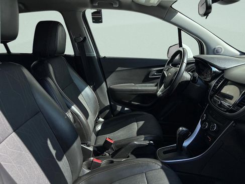 Used 2018 Chevrolet Trax LT w/ LT Convenience Package FWD image 33