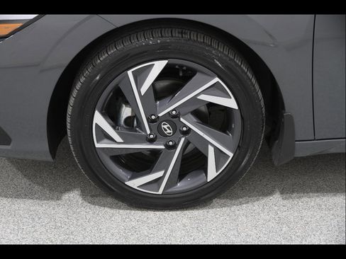 Certified 2024 Hyundai Elantra Limited image 23