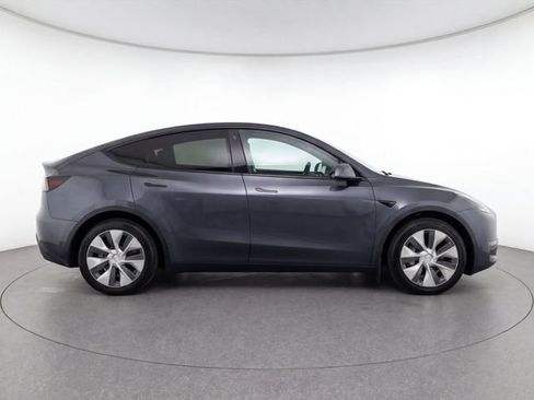 Used 2024 Tesla Model Y 2WD image 8
