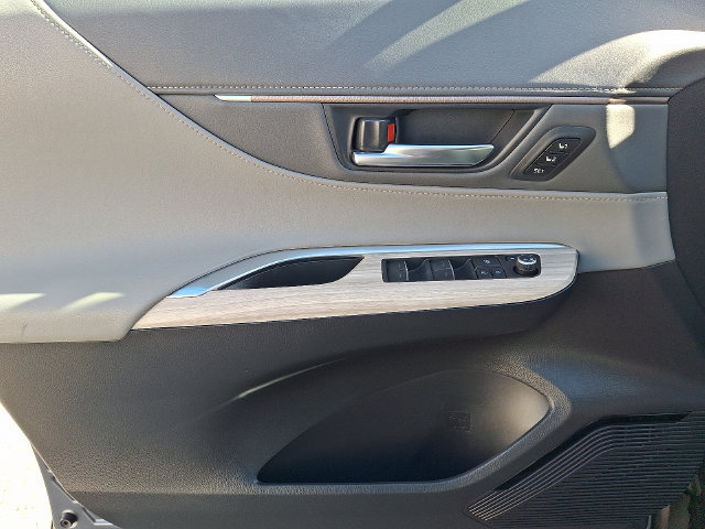 Certified 2023 Toyota Venza XLE AWD/4WD image 12