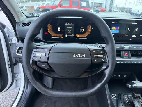 Used 2025 Kia K4 LXS image 40