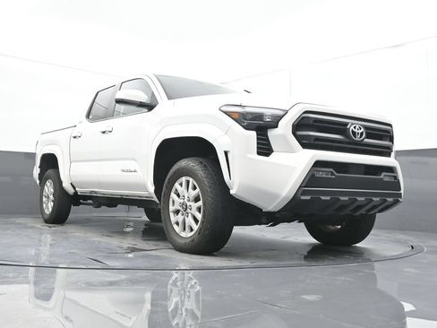 Used 2024 Toyota Tacoma SR5 AWD/4WD image 35