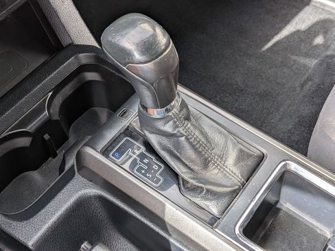 Used 2017 Toyota Tacoma SR5 AWD/4WD image 25
