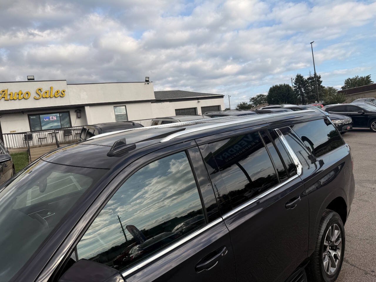 Used 2023 Chevrolet Suburban LT w/ Luxury Package AWD/4WD image 5