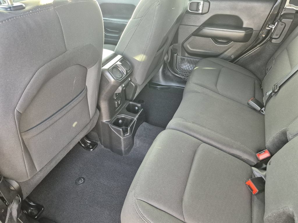 Used 2018 Jeep Wrangler Unlimited Sahara AWD/4WD image 13