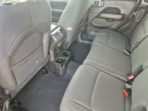 Used 2018 Jeep Wrangler Unlimited Sahara AWD/4WD image 13
