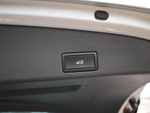 Used 2012 Volkswagen Touareg Sport image 40