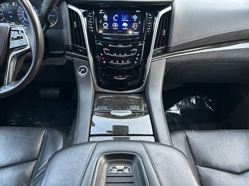 Used 2020 Cadillac Escalade Platinum image 12