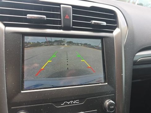 Used 2020 Ford Fusion SE FWD image 18