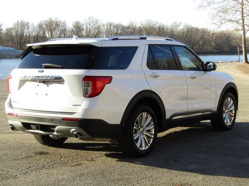 Used 2024 Ford Explorer Limited w/ Limited Technology Package image 4