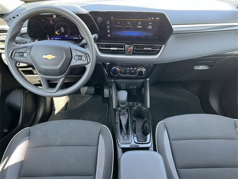 Used 2025 Chevrolet TrailBlazer LT image 3