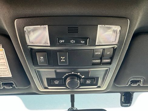 Used 2017 Toyota Tacoma TRD Off-Road w/ Premium & Technology Package AWD/4WD image 8