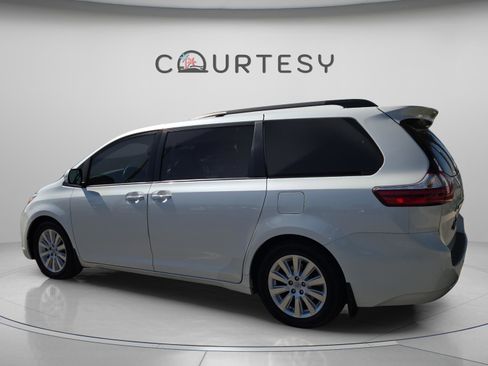 Used 2016 Toyota Sienna image 4