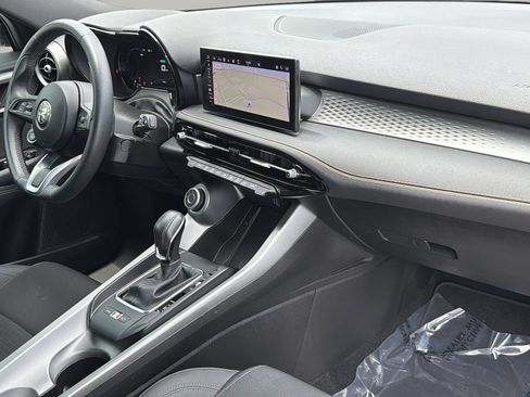 Used 2025 Alfa Romeo Tonale AWD/4WD image 11