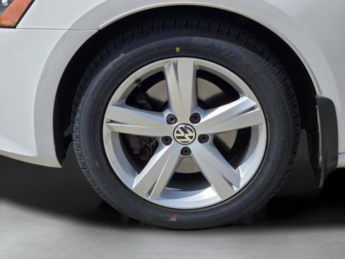 Used 2015 Volkswagen Passat 1.8T Limited Edition image 17
