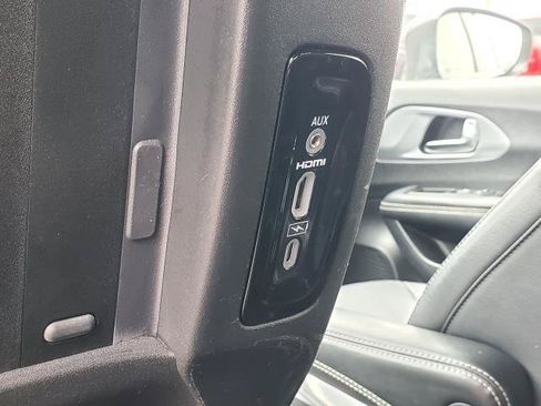 Used 2022 Chrysler Pacifica Touring-L w/ Uconnect Theater Family Group FWD image 28