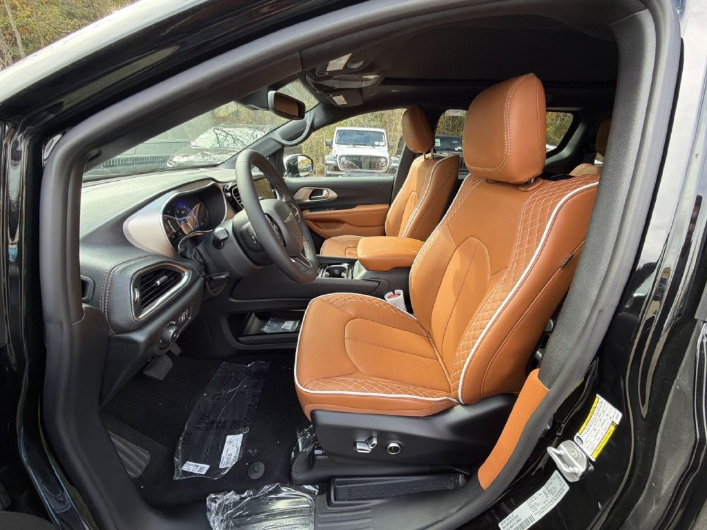 Used 2026 Chrysler Pacifica Pinnacle FWD image 13
