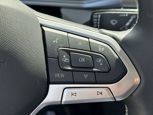 Certified 2025 Volkswagen Taos SE w/ Panoramic Sunroof Package FWD image 31