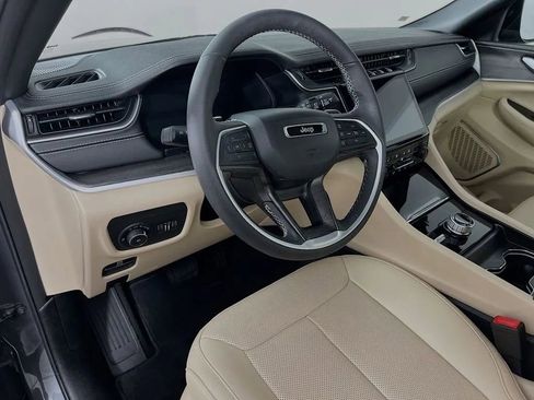 Used 2025 Jeep Grand Cherokee Limited w/ Luxury Tech Group II image 10