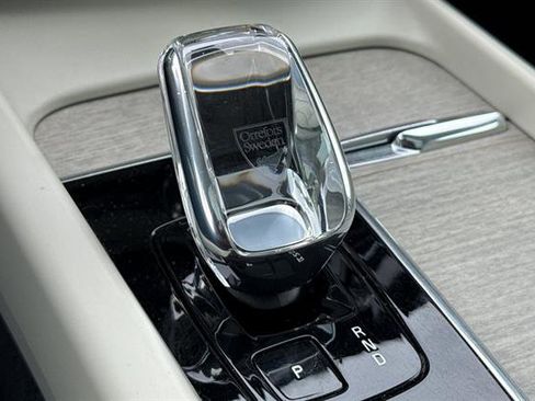 Certified 2023 Volvo XC60 B6 Ultimate w/ Protection Package Premier image 25