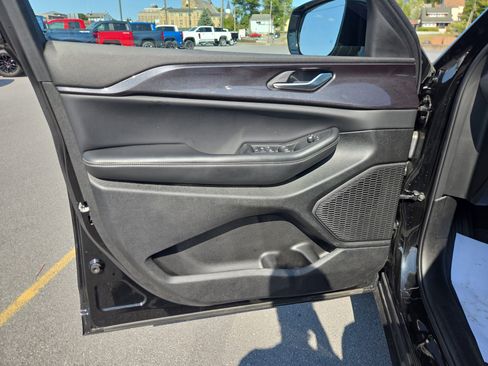 Used 2023 Jeep Grand Cherokee Altitude image 15