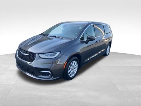Used 2023 Chrysler Pacifica Touring-L FWD image 23