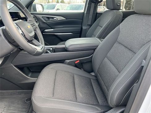 Certified 2025 Chevrolet Traverse LT w/ Sun and Wheel Package image 13