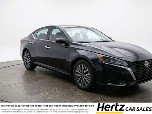 Used 2025 Nissan Altima 2.5 SV image 1
