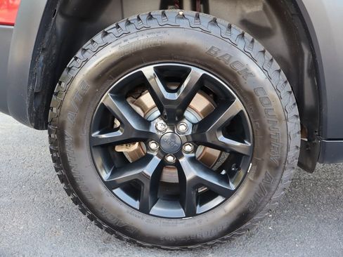 Used 2017 Jeep Cherokee Trailhawk AWD/4WD image 44