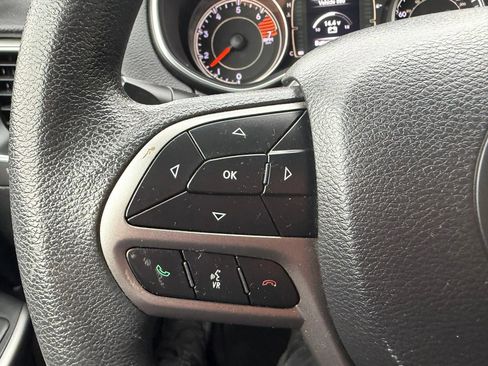 Used 2019 Jeep Cherokee Latitude w/ Popular Appearance Group AWD/4WD image 19