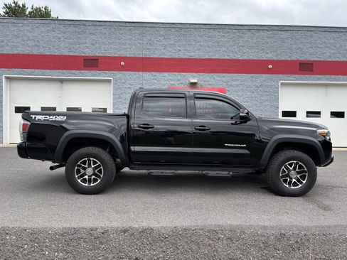 Used 2023 Toyota Tacoma TRD Off-Road w/ Technology Package AWD/4WD image 2