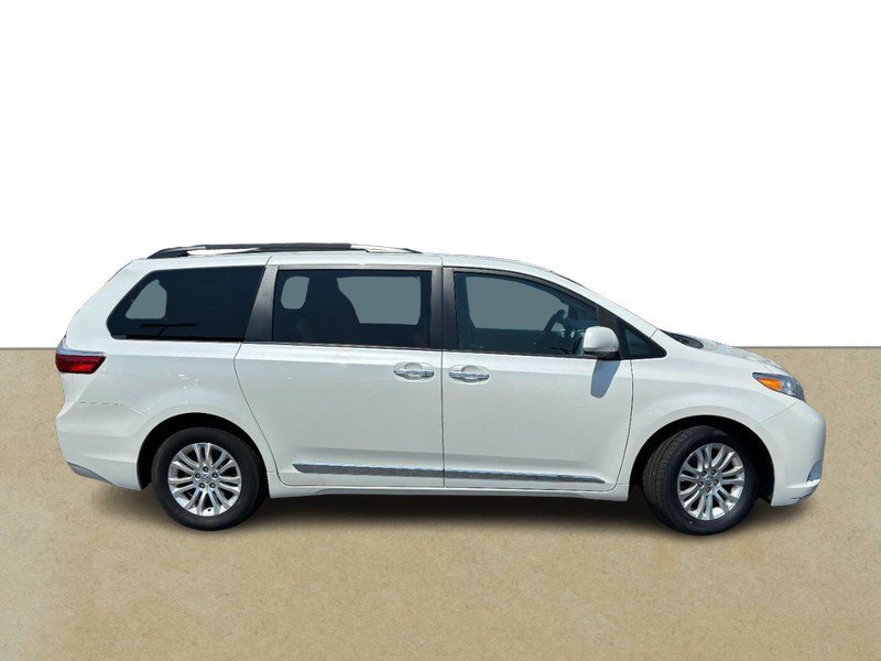 Used 2017 Toyota Sienna XLE Premium FWD image 2