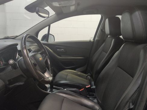 Used 2022 Chevrolet Trax LT w/ LT Convenience Package AWD/4WD image 17