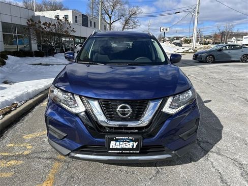 Used 2020 Nissan Rogue SV image 3