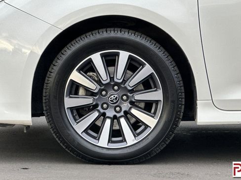 Used 2018 Toyota Sienna XLE Premium image 39