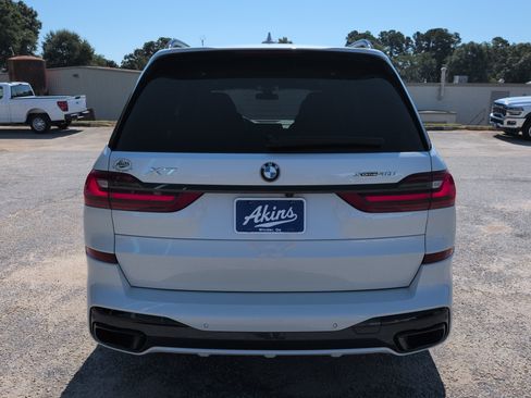 Used 2022 BMW X7 xDrive40i w/ M Sport Package AWD/4WD image 4