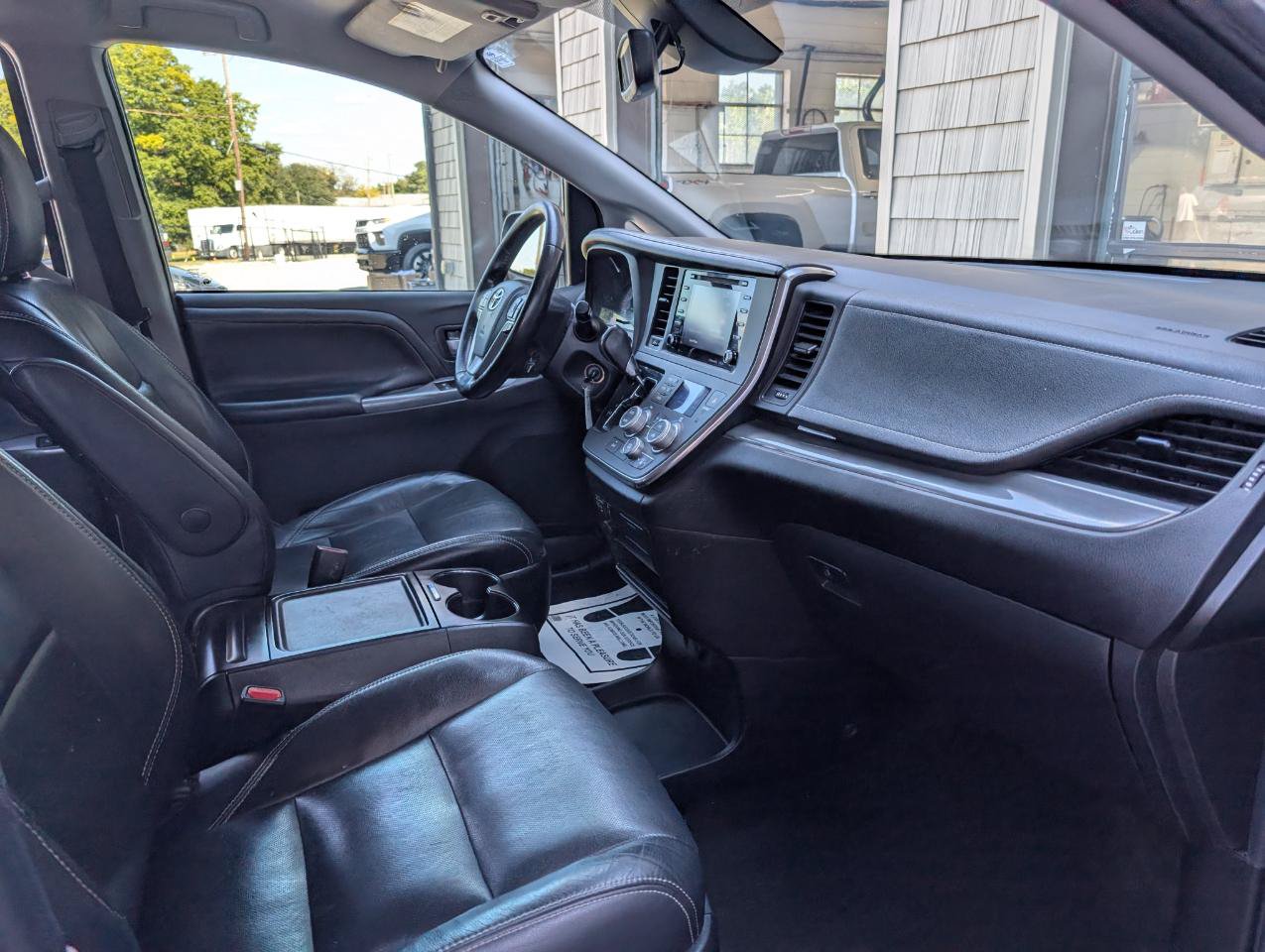 Used 2018 Toyota Sienna SE FWD image 21
